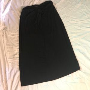 Bobeau Black long skirt with waist tie detail.